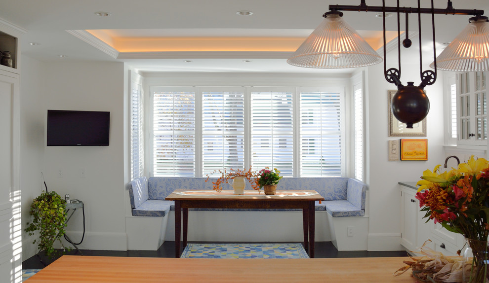 На фото: кухня в классическом стиле с обеденным столом, фасадами в стиле шейкер, белыми фасадами и гранитной столешницей