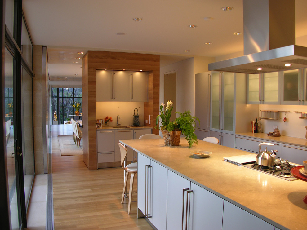 Esempio di una grande cucina moderna con lavello sottopiano, ante lisce, top in quarzo composito, paraspruzzi bianco e parquet chiaro