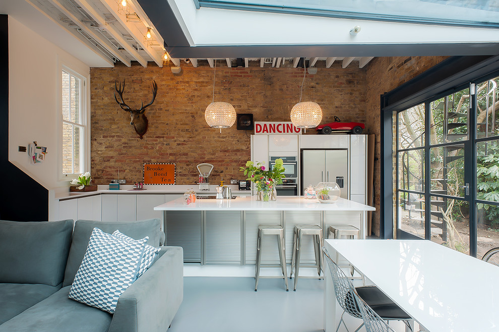 Offene Moderne Küche mit flächenbündigen Schrankfronten, weißen Schränken und Kücheninsel in Oxfordshire