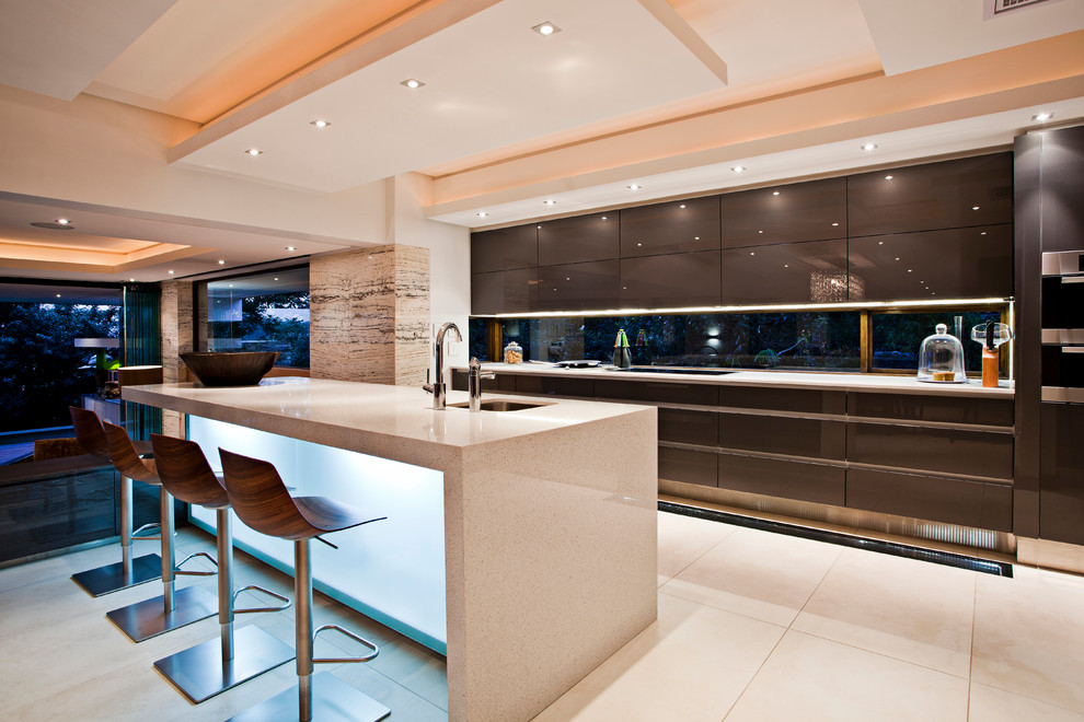 На фото: кухня в современном стиле с врезной мойкой, плоскими фасадами и коричневыми фасадами с