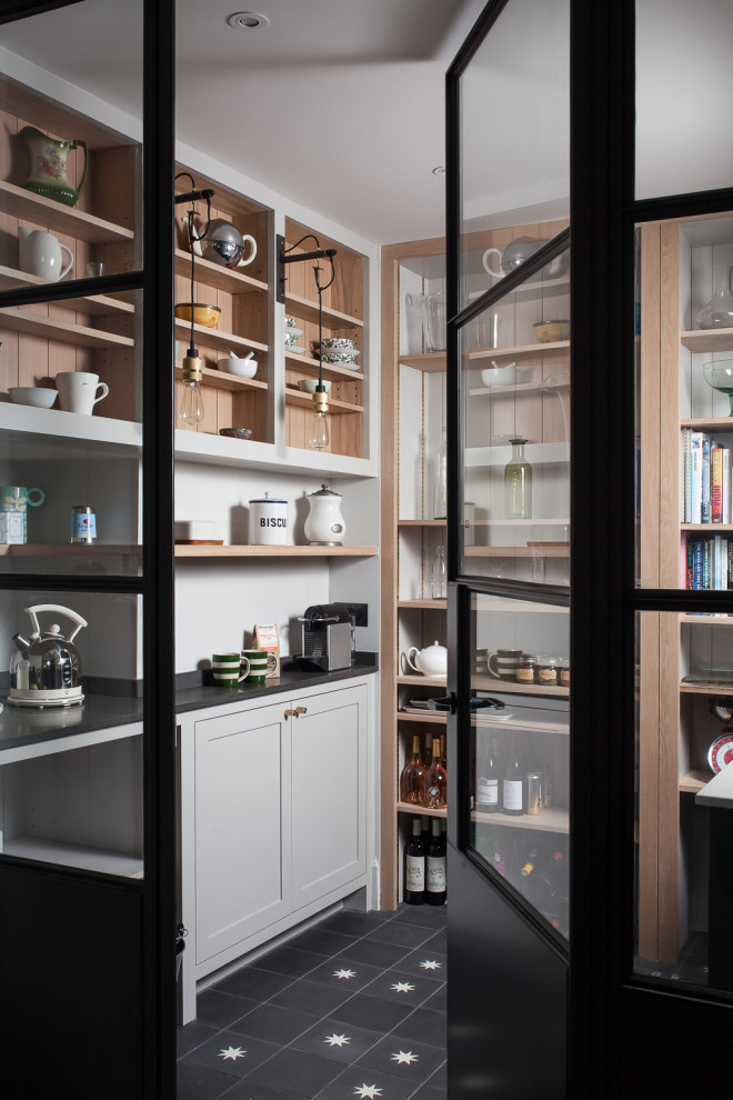 ロンドンにある中くらいなトランジショナルスタイルのおしゃれなキッチン (シェーカースタイル扉のキャビネット、白いキャビネット、アイランドなし、グレーの床、グレーのキッチンカウンター) の写真