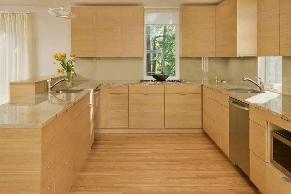 Moderne Küche mit flächenbündigen Schrankfronten, hellen Holzschränken, Küchenrückwand in Beige, Küchengeräten aus Edelstahl und Glasrückwand in Chicago
