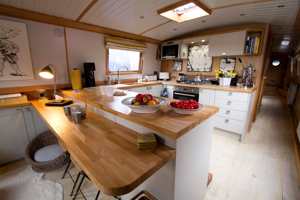 Example of a trendy kitchen design in London