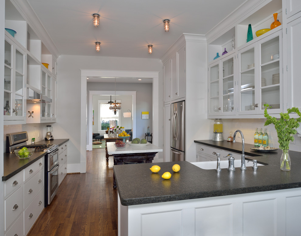 Klassische Küche mit Glasfronten, Küchengeräten aus Edelstahl und Landhausspüle in Houston