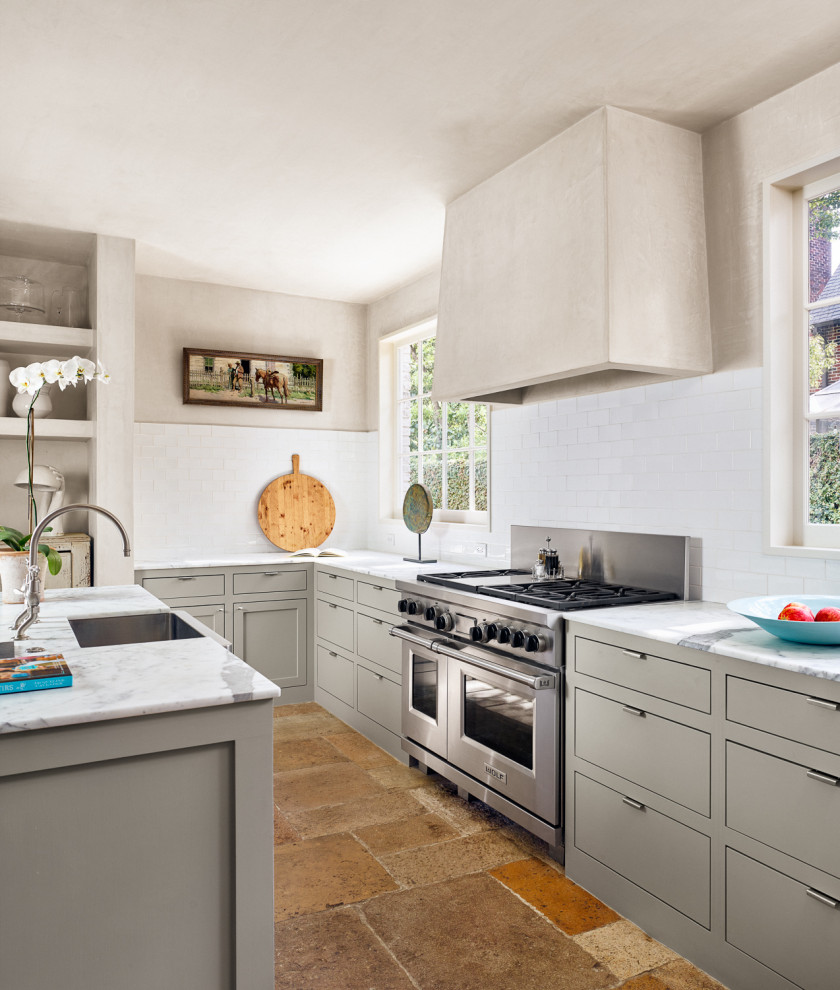 Exempel på ett avskilt, stort modernt vit vitt l-kök, med en nedsänkt diskho, släta luckor, grå skåp, vitt stänkskydd, rostfria vitvaror, en köksö och brunt golv
