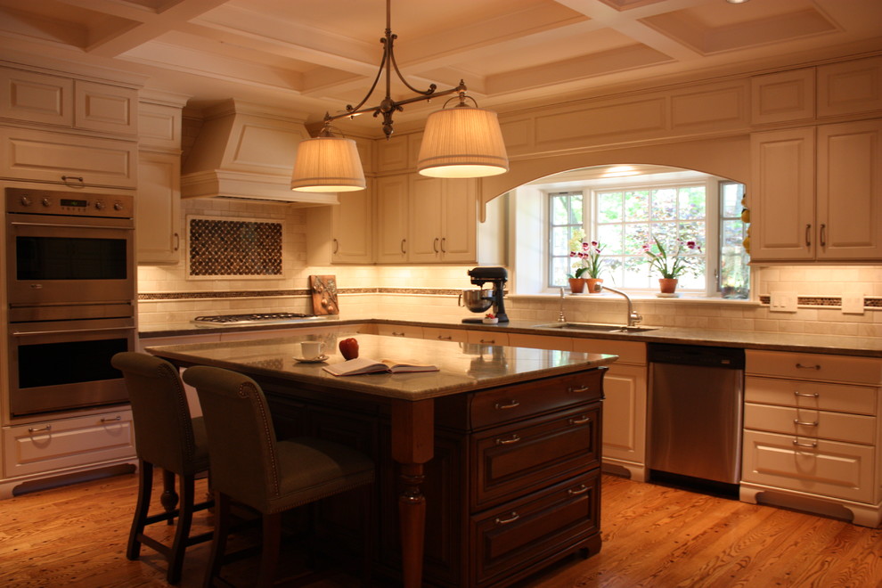 Bild på ett stort vintage kök, med luckor med upphöjd panel, granitbänkskiva, beige stänkskydd, en köksö, en dubbel diskho, vita skåp, stänkskydd i stenkakel, rostfria vitvaror och ljust trägolv