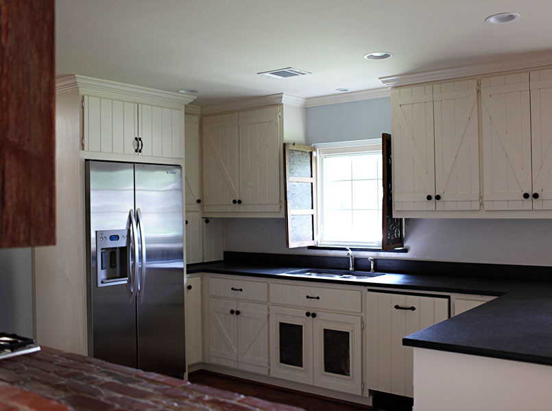 Exempel på ett avskilt, stort klassiskt u-kök, med en dubbel diskho, släta luckor, vita skåp, bänkskiva i koppar, blått stänkskydd, fönster som stänkskydd, rostfria vitvaror och en halv köksö