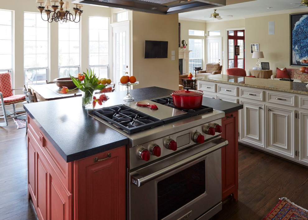 Foto på ett mellanstort eklektiskt kök, med en dubbel diskho, luckor med infälld panel, vita skåp, granitbänkskiva, flerfärgad stänkskydd, stänkskydd i stenkakel, rostfria vitvaror, mörkt trägolv och en köksö