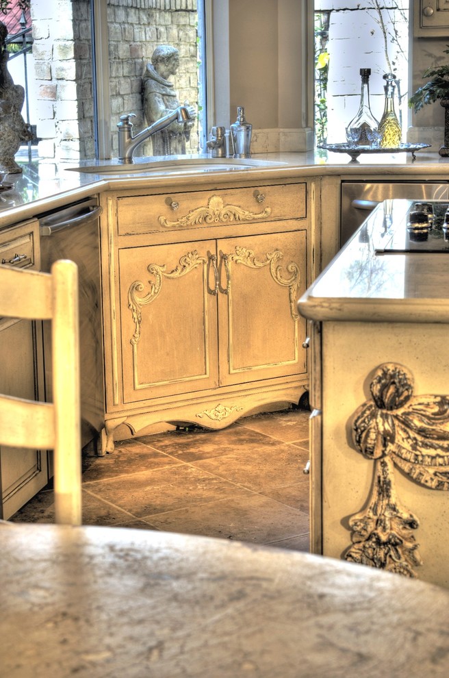 Свежая идея для дизайна: кухня среднего размера в классическом стиле - отличное фото интерьера