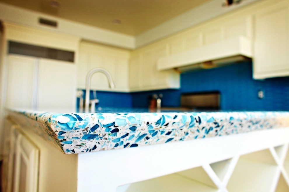 Exempel på ett avskilt, stort modernt flerfärgad flerfärgat u-kök, med en undermonterad diskho, luckor med upphöjd panel, vita skåp, bänkskiva i terrazo, blått stänkskydd, stänkskydd i keramik, integrerade vitvaror, mörkt trägolv, en köksö och brunt golv