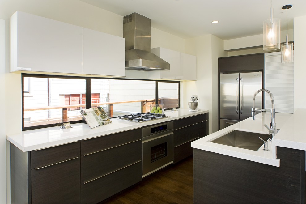 Idée de décoration pour une cuisine bicolore minimaliste avec un électroménager en acier inoxydable.