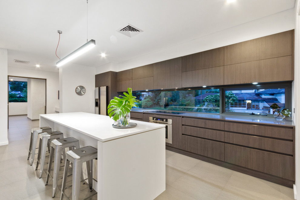 Zweizeilige Moderne Küche mit flächenbündigen Schrankfronten, dunklen Holzschränken, Rückwand-Fenster, Kücheninsel und grauem Boden in Perth