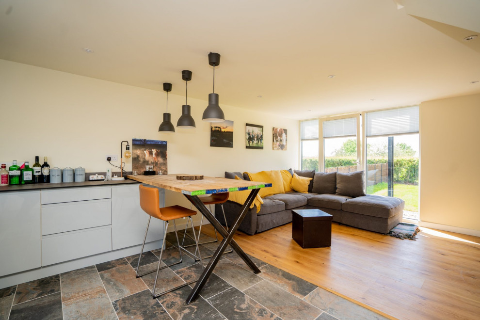Esempio di una piccola cucina minimalista con ante lisce, ante grigie, top in laminato, paraspruzzi beige, pavimento in ardesia, pavimento nero e top beige