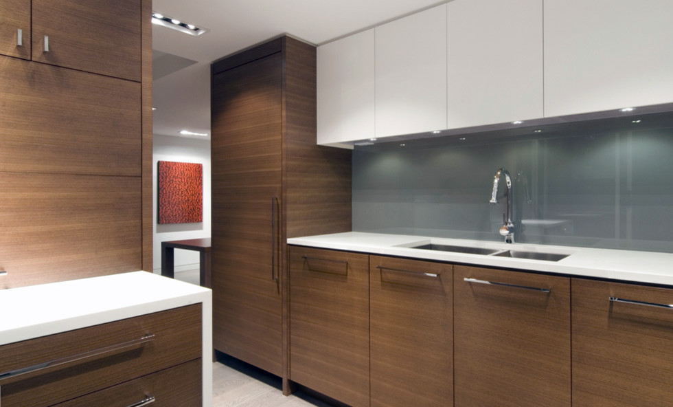 Esempio di una cucina design con ante in legno scuro, paraspruzzi grigio, paraspruzzi con lastra di vetro e pavimento in legno massello medio