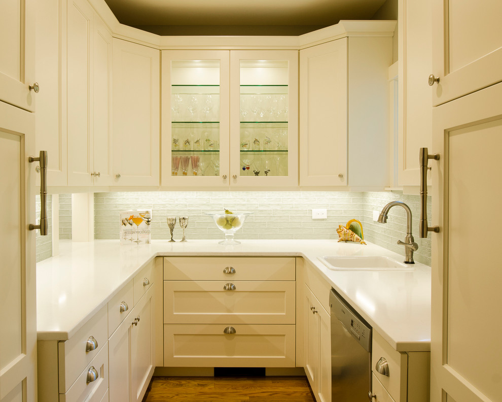 Idéer för att renovera ett mycket stort amerikanskt kök, med en nedsänkt diskho, luckor med infälld panel, vita skåp, bänkskiva i kvartsit, stänkskydd i glaskakel, rostfria vitvaror och mellanmörkt trägolv