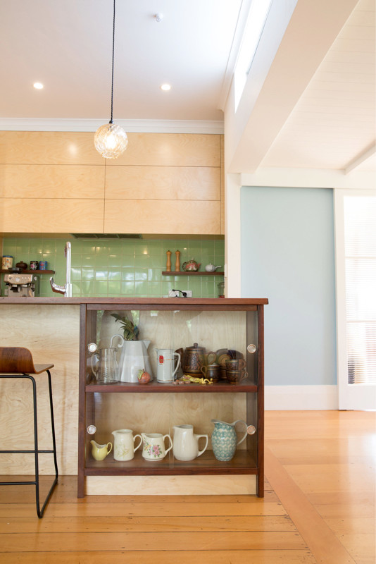 Zweizeilige, Mittelgroße Moderne Küche mit Vorratsschrank, Doppelwaschbecken, hellen Holzschränken, Küchenrückwand in Grün, Rückwand aus Keramikfliesen, Küchengeräten aus Edelstahl und Kücheninsel in Auckland