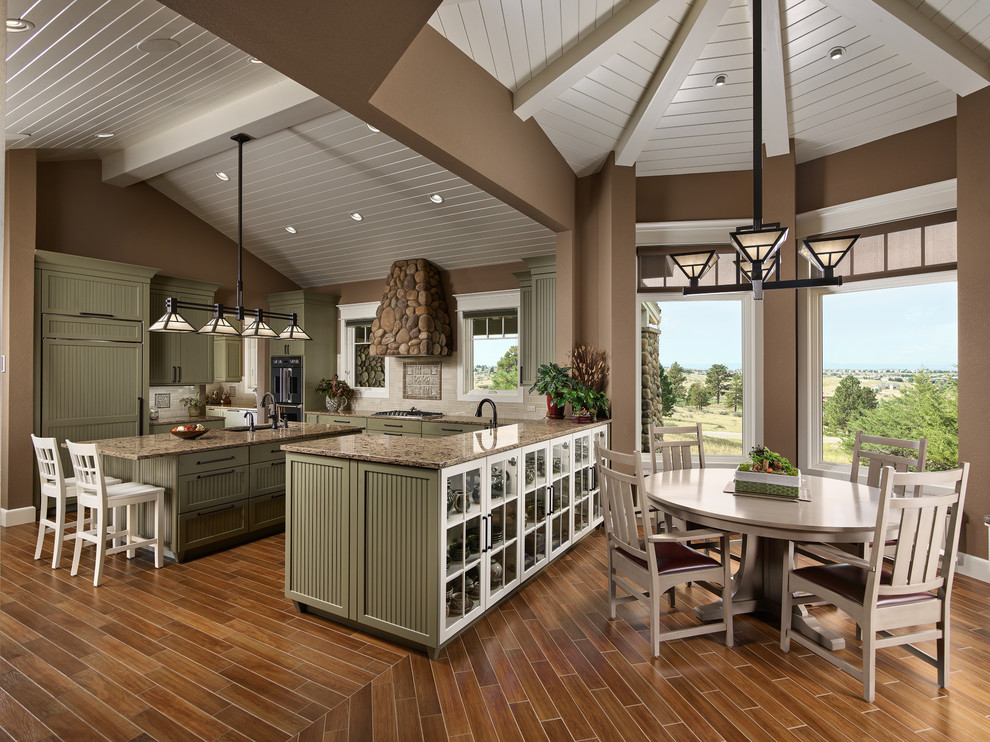 Idee per una cucina stile americano di medie dimensioni con ante verdi, top in granito, pavimento marrone, paraspruzzi beige, elettrodomestici da incasso e top multicolore
