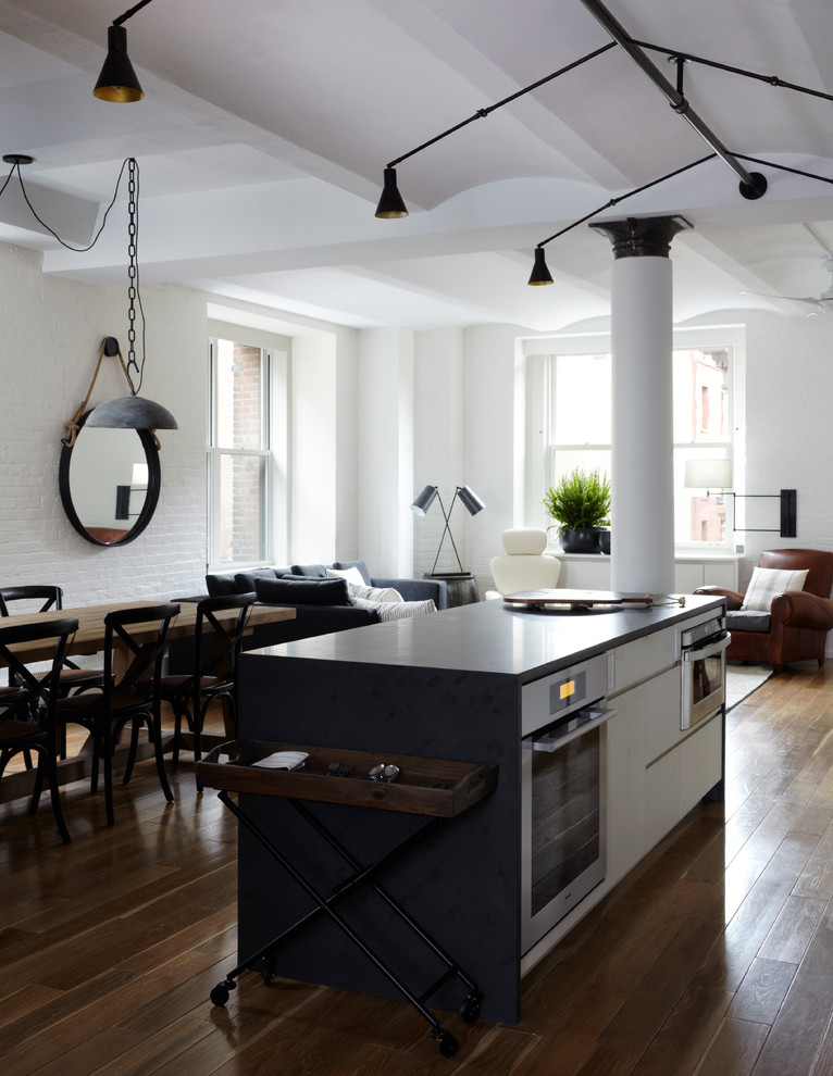 Immagine di una cucina ad ambiente unico minimal con ante lisce e ante bianche