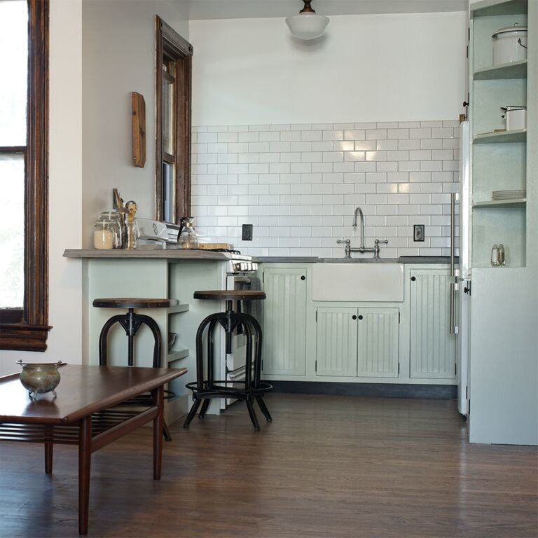 Idéer för att renovera ett stort vintage kök, med en rustik diskho, luckor med lamellpanel, gröna skåp, träbänkskiva, vitt stänkskydd, stänkskydd i stenkakel, vita vitvaror, mörkt trägolv och en halv köksö
