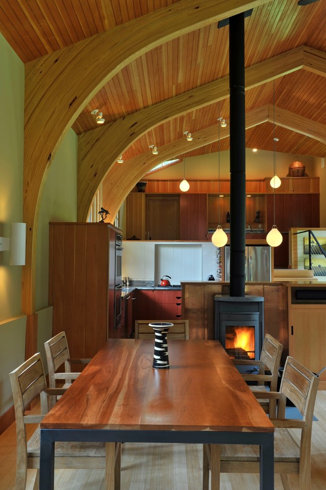 Stilmix Wohnküche mit flächenbündigen Schrankfronten und hellbraunen Holzschränken in New York