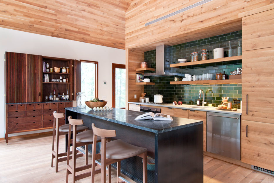 Свежая идея для дизайна: кухня среднего размера в современном стиле с паркетным полом среднего тона и островом - отличное фото интерьера