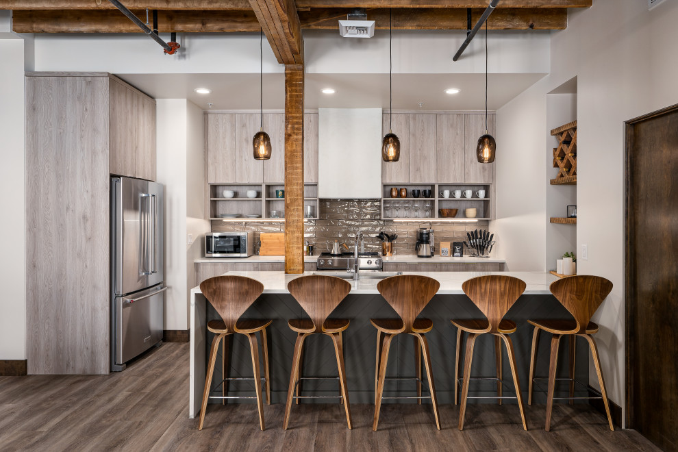 Foto på ett mellanstort industriellt vit kök med öppen planlösning, med öppna hyllor, brunt golv, en undermonterad diskho, stänkskydd i tunnelbanekakel, rostfria vitvaror, en halv köksö och skåp i ljust trä