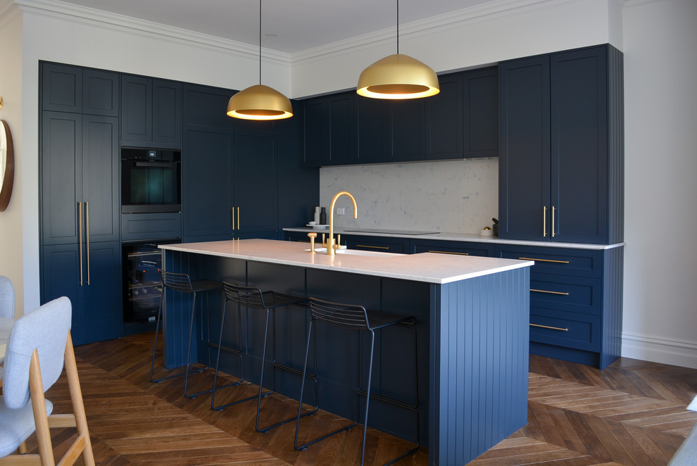 Inspiration för moderna kök och matrum, med blå skåp, bänkskiva i kvarts och en köksö