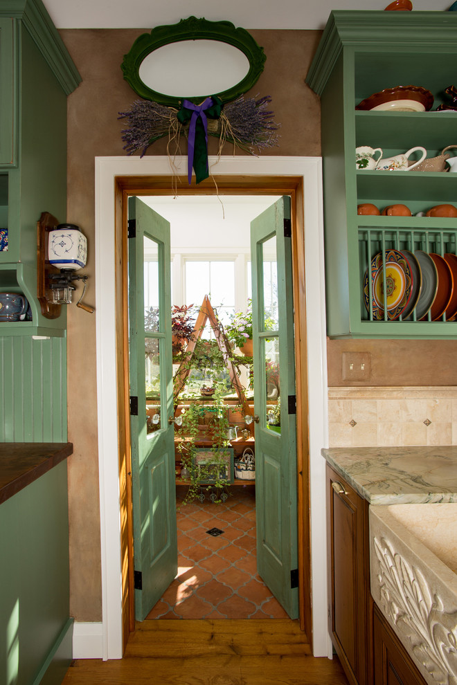 Idéer för ett eklektiskt kök, med en rustik diskho, luckor med upphöjd panel, skåp i slitet trä, granitbänkskiva, beige stänkskydd, stänkskydd i kalk, rostfria vitvaror, ljust trägolv, en köksö och flerfärgat golv