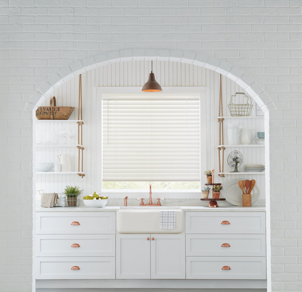 Inspiration för avskilda, mellanstora lantliga linjära vitt kök, med en rustik diskho, skåp i shakerstil, vita skåp, marmorbänkskiva, vitt stänkskydd och stänkskydd i trä