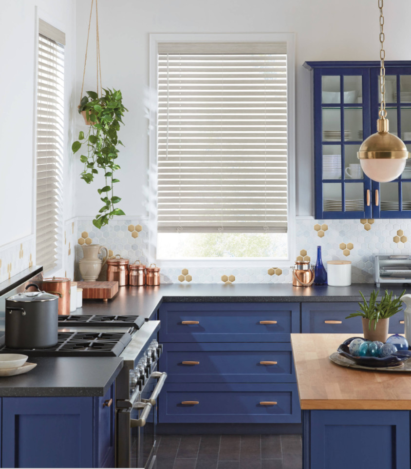Immagine di una cucina chic chiusa e di medie dimensioni con ante in stile shaker, ante blu, top in quarzo composito, paraspruzzi multicolore, paraspruzzi con piastrelle a mosaico, parquet scuro, pavimento nero e top nero