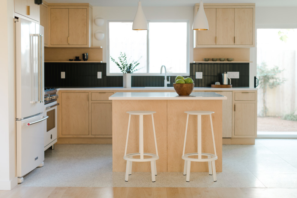 Foto di una cucina nordica di medie dimensioni con ante beige, paraspruzzi verde, paraspruzzi con piastrelle in ceramica, elettrodomestici bianchi, pavimento in cemento, pavimento bianco e top bianco