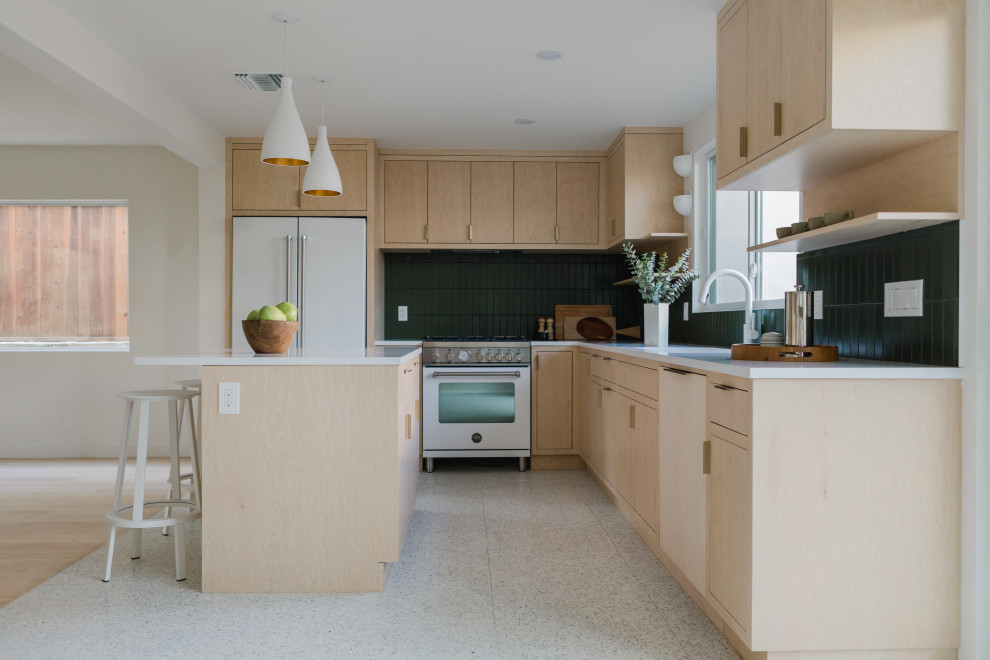 Immagine di una cucina scandinava di medie dimensioni con paraspruzzi verde, paraspruzzi con piastrelle in ceramica, elettrodomestici bianchi, pavimento in cemento, pavimento bianco, top bianco, lavello sottopiano, ante lisce e ante in legno chiaro