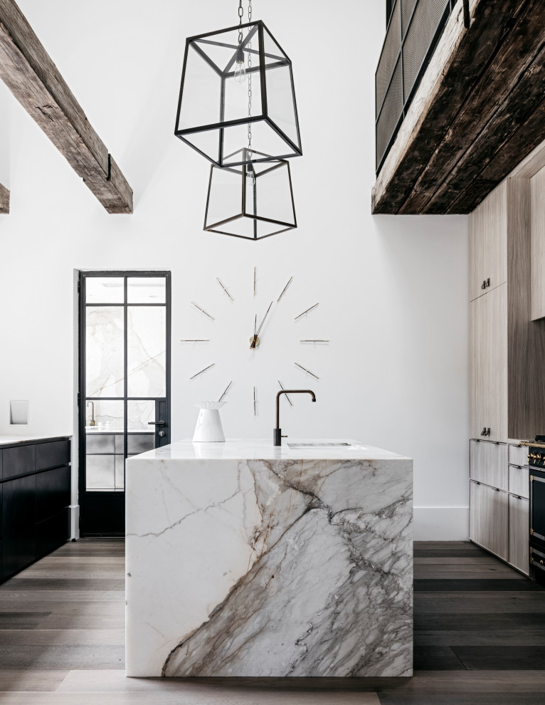 Esempio di una grande cucina design con lavello sottopiano, ante lisce, ante in legno chiaro, elettrodomestici da incasso, pavimento grigio e top bianco