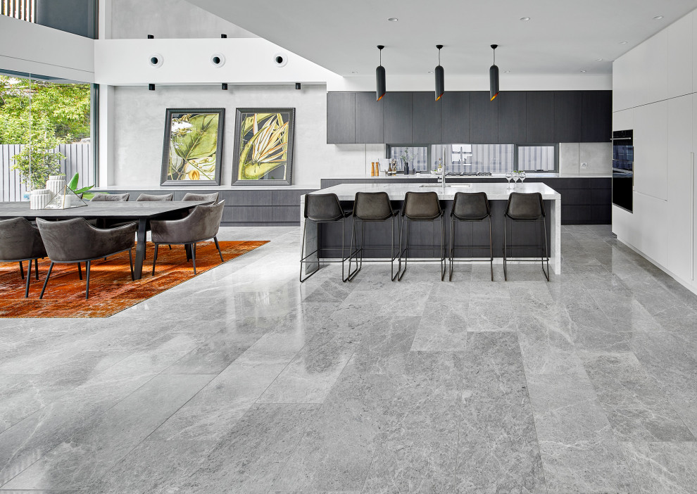 Immagine di una grande cucina contemporanea con top in marmo, pavimento in pietra calcarea, pavimento grigio e top bianco