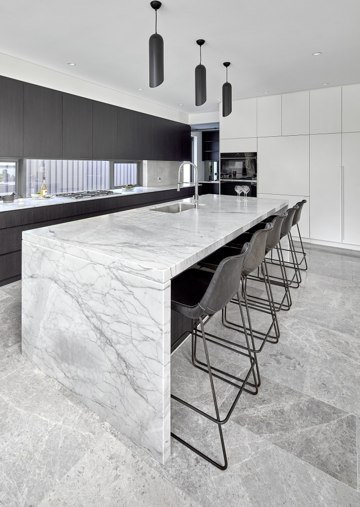 Idéer för ett stort modernt vit kök, med marmorbänkskiva, kalkstensgolv, en köksö, grått golv, släta luckor, vita skåp, rostfria vitvaror och stänkskydd i trä