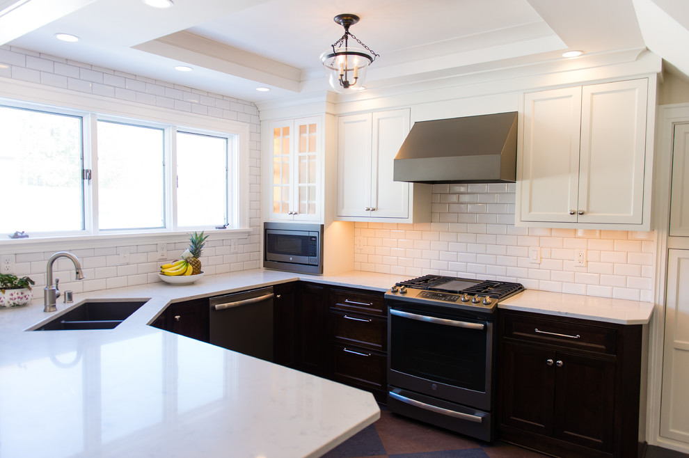 Idéer för att renovera ett mellanstort vintage vit vitt kök, med en undermonterad diskho, luckor med profilerade fronter, vita skåp, bänkskiva i kvarts, vitt stänkskydd, stänkskydd i tunnelbanekakel, rostfria vitvaror, linoleumgolv, en halv köksö och grått golv