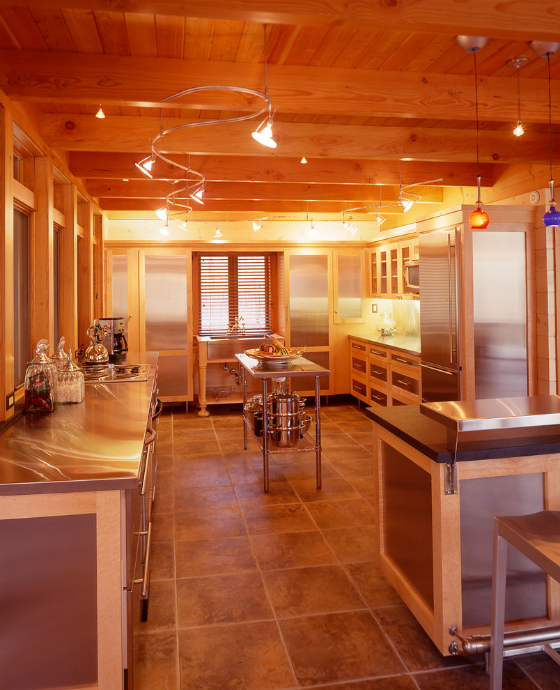 Exempel på ett mellanstort rustikt kök, med en rustik diskho, luckor med infälld panel, skåp i rostfritt stål, bänkskiva i rostfritt stål, grått stänkskydd och rostfria vitvaror