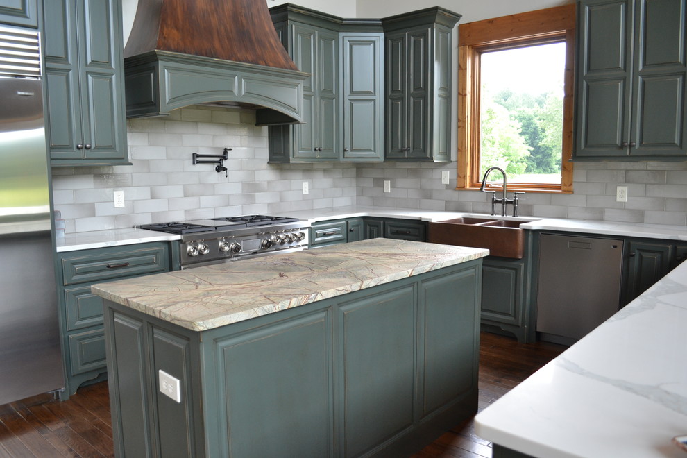 Foto på ett mellanstort amerikanskt vit u-kök, med en rustik diskho, luckor med upphöjd panel, gröna skåp, marmorbänkskiva, grått stänkskydd, stänkskydd i tunnelbanekakel, rostfria vitvaror, mörkt trägolv, en köksö och brunt golv