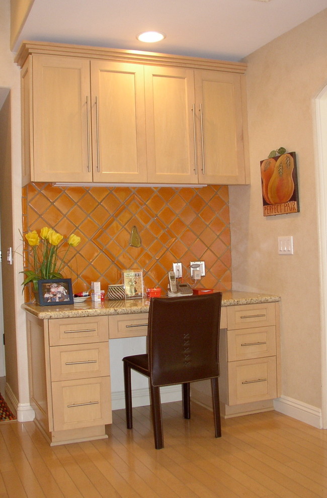 Exempel på ett litet modernt kök och matrum, med en dubbel diskho, skåp i shakerstil, skåp i ljust trä, granitbänkskiva, orange stänkskydd, stänkskydd i keramik, rostfria vitvaror, mellanmörkt trägolv och en köksö