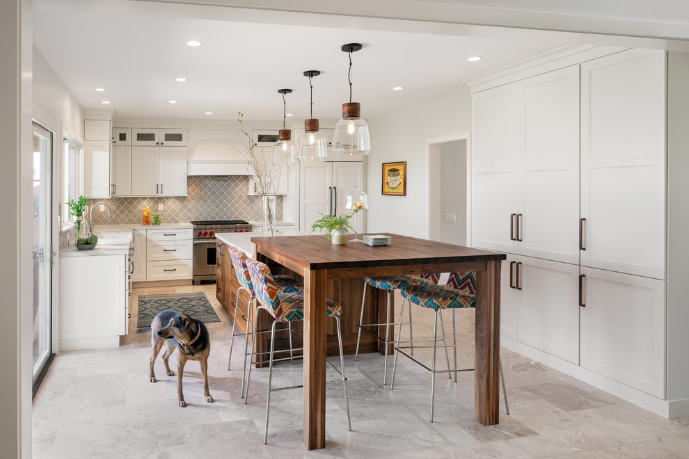 Diseño de cocinas en U costero con fregadero sobremueble, armarios estilo shaker, puertas de armario blancas, salpicadero verde, electrodomésticos de acero inoxidable, una isla, suelo gris y encimeras blancas