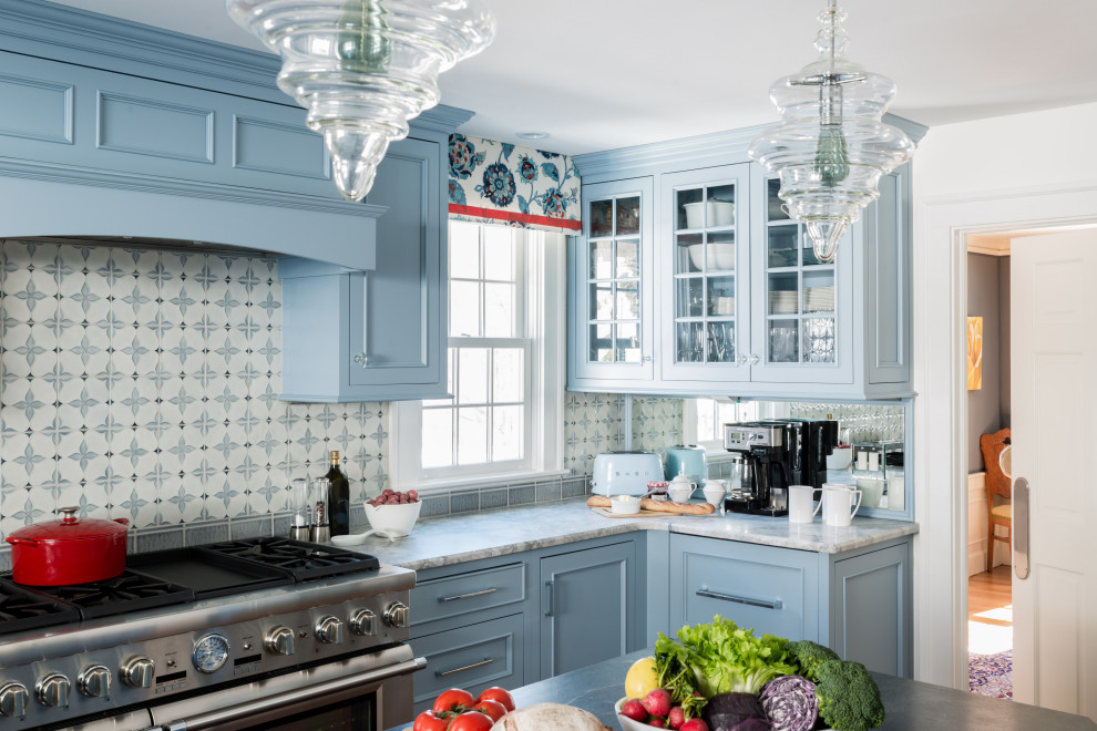 Küche mit blauen Schränken in Boston
