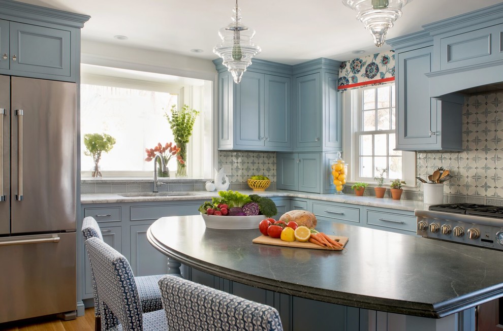 Klassische Küche in L-Form mit Unterbauwaschbecken, Schrankfronten mit vertiefter Füllung, blauen Schränken, bunter Rückwand, Küchengeräten aus Edelstahl, braunem Holzboden, Kücheninsel und braunem Boden in Portland Maine
