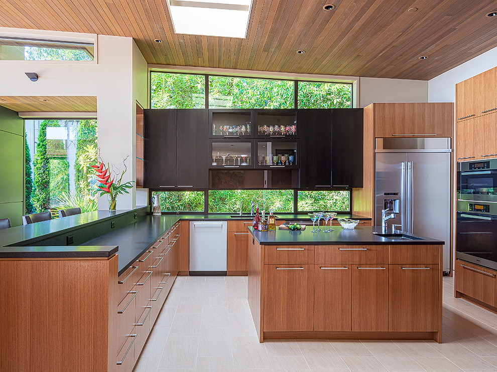 Réalisation d'une cuisine design en bois clair avec un placard à porte plane, un électroménager en acier inoxydable et îlot.
