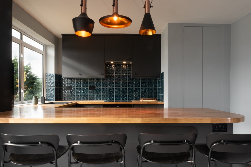 Mittelgroße Moderne Wohnküche mit Kücheninsel und grauem Boden in London