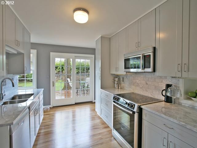 Kitchen - traditional kitchen idea in Portland