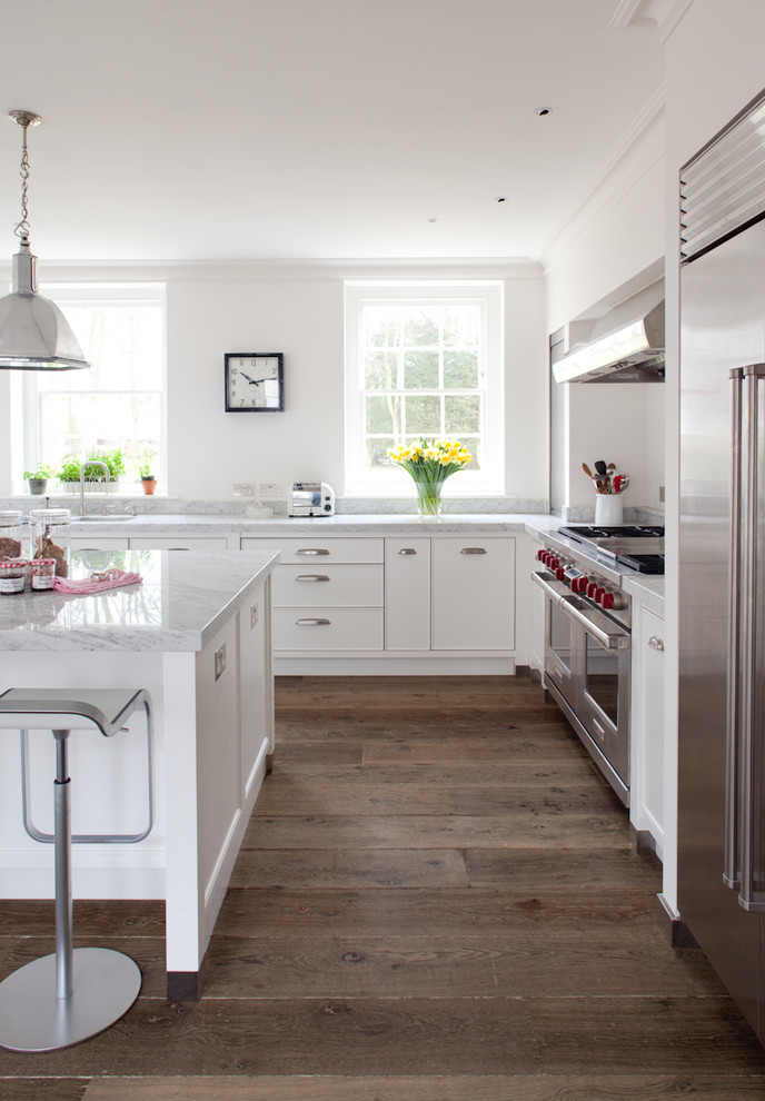 Idéer för att renovera ett lantligt kök och matrum, med släta luckor, vita skåp och marmorbänkskiva