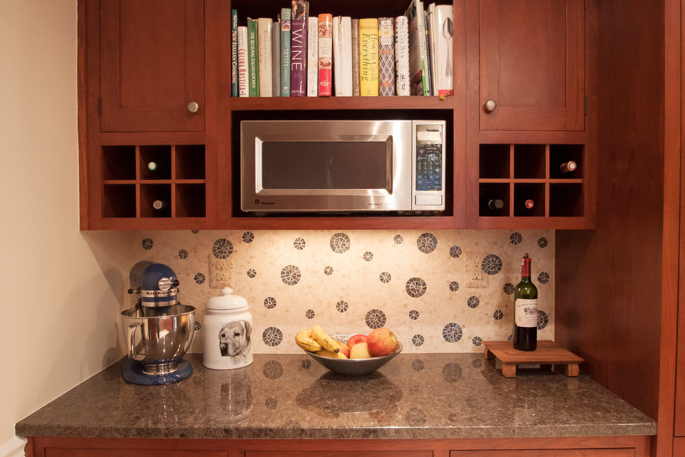 Klassisk inredning av ett kök, med en undermonterad diskho, skåp i shakerstil, skåp i rostfritt stål, granitbänkskiva, flerfärgad stänkskydd, stänkskydd i mosaik och rostfria vitvaror