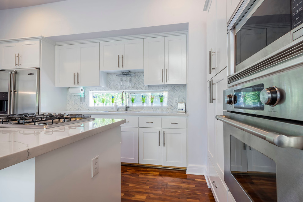 Example of a mid-sized trendy l-shaped kitchen design in Houston with an island