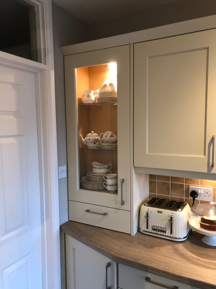 Inspiration for a rural kitchen in Berkshire with shaker cabinets, laminate countertops and black splashback.