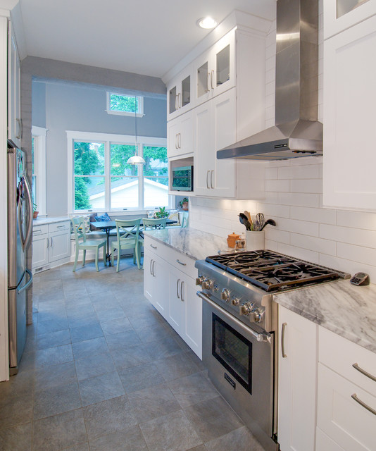 Hyde Park Kitchen Remodel with Brick Wall Accent Campagne Cuisine